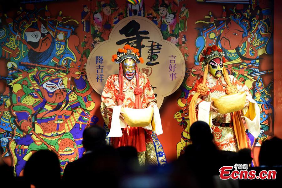 An exhibition of Spring Festival paintings is held at Lao She Tea house in Beijing, Jan. 27, 2019. The exhibition, organized by the Ministry of Culture and Tourism and Prince Gong\'s Mansion, presented representative traditional paintings of the Lunar New Year from across the country, and will run from Jan. 28 to Feb. 28. (Photo: China News Service/Hou Yu)