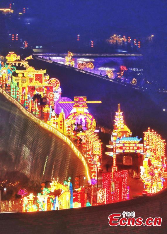 Lanterns ignite the Ming Dynasty (1368-1644) city wall ahead of the Spring Festival, China\'s Lunar New Year, in Nanjing City, Jiangsu Province, Jan. 28, 2019. (Photo: China News Service/Yang Bo)