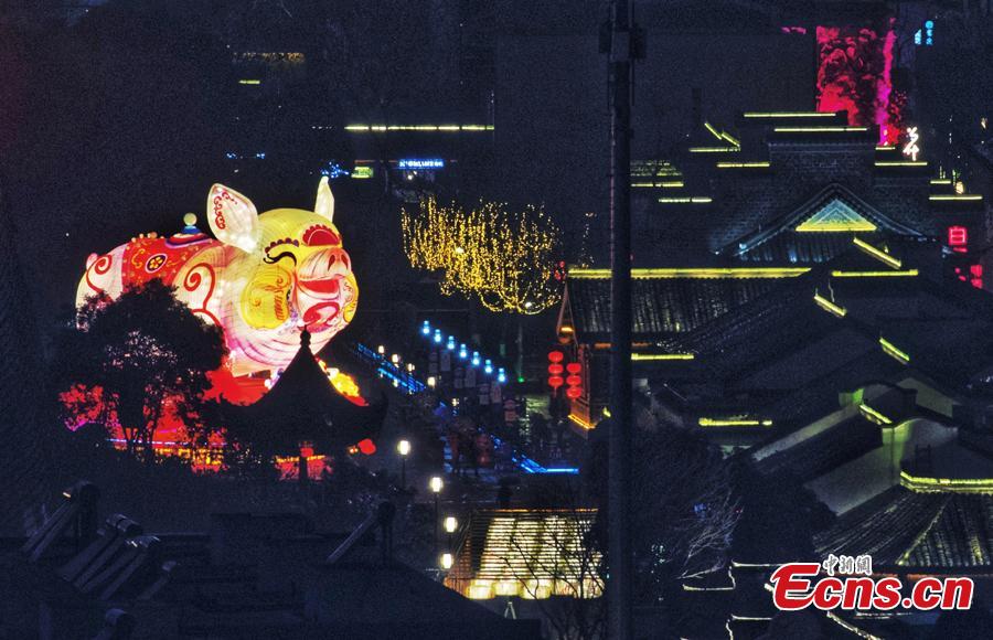Lanterns ignite the Qinghuai River ahead of the Spring Festival, China\'s Lunar New Year, in Nanjing City, Jiangsu Province, Jan. 28, 2019. (Photo: China News Service/Yang Bo)