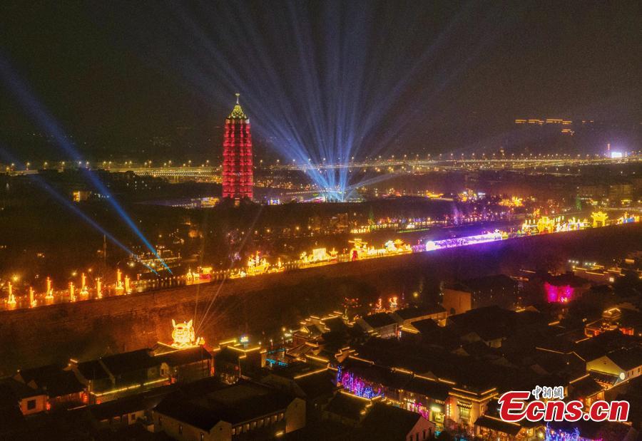 Lanterns ignite the Ming Dynasty (1368-1644) city wall ahead of the Spring Festival, China\'s Lunar New Year, in Nanjing City, Jiangsu Province, Jan. 28, 2019. (Photo: China News Service/Yang Bo)