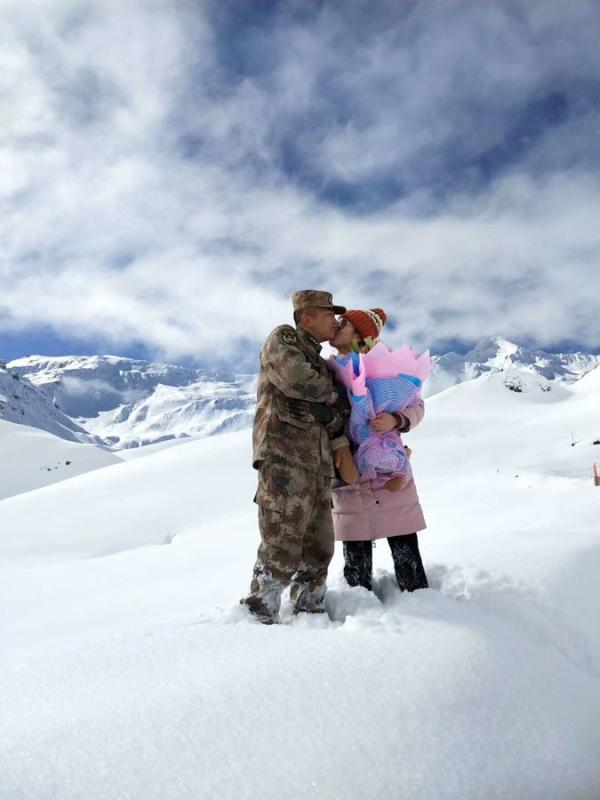 Wang Mei, 23, from Southwest China\'s Chongqing, visits her husband, Zhang Jinyuan, 30, at a frontier post in Yumai, Tibet autonomous region in early January 2019. (Photo provided to chinadaily.com.cn)

Zhang Jinyuan and Wang Mei held a Tibetan-style wedding on Jan 13 at a frontier post in Yumai, Tibet autonomous region, by the foot of Qomolangma, also known as Mount Everest in the West.

The husband and wife, from Southwest China\'s Chongqing, were married on April 26, 2018, but Zhang needed to leave for Tibet before they could hold a proper wedding.

Zhang, 30, had in 2017 volunteered to become a political instructor in Yumai, which, located just north of Qomolangma, is the least populated town in China with only 32 residents in 2017.
