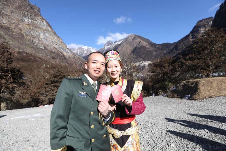 Wang Mei, 23, from Southwest China\'s Chongqing, holds a wedding ceremony with her husband Zhang Jinyuan, 30, at a frontier post in Yumai, Tibet autonomous region on January 13, 2019. (Photo provided to chinadaily.com.cn)

It took her, in all, 52 hours to reach her destination.

With the help of his colleagues and local villagers, Zhang surprised his wife with a grand wedding ceremony.

One of the villagers lent Wang a beautiful Tibetan robe for her wedding gown. Zhang made a wedding ring with a bullet shell for his wife.

Then the couple planted a tree together to commemorate their love.

\
