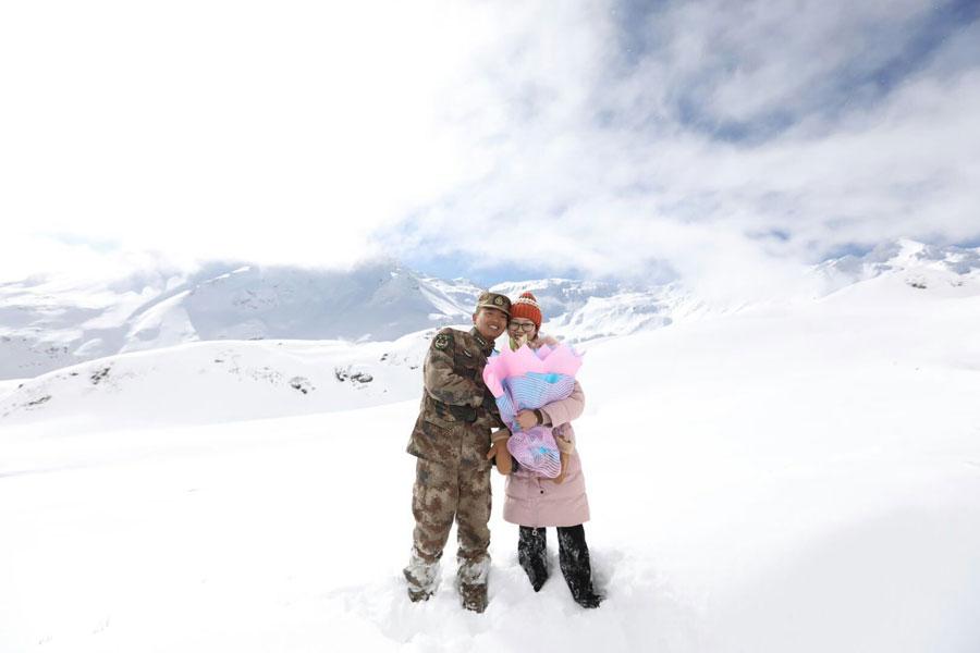 Wang Mei, 23, from southwest China\'s Chongqing, visits her husband, Zhang Jinyuan, 30, at a frontier post in Yumai, Tibet autonomous region in early January 2019. (Photo provided to chinadaily.com.cn)
