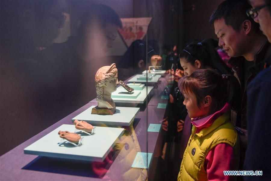 People look at cultural relics displayed in an exhibition of ancient Egyptian civilization at Zhejiang West Lake Gallery in Hangzhou, capital of east China\'s Zhejiang Province, Jan. 30, 2019. A total of 180 cultural relics from Italian museums are displayed in an exhibition of ancient Egyptian civilization from Jan. 22 to May 5, 2019. (Xinhua/Huang Zongzhi)