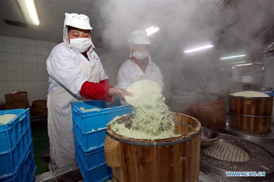 Workers make rice cakes of a traditional brand in Wuxi, east China\'s Jiangsu Province, Jan. 30, 2019. Workers in Wuxi are busy making rice cakes to meet customers\' growing demands as the Spring Festival approaches. The Spring Festival, or the Chinese Lunar New Year, falls on Feb. 5 this year. (Xinhua/Huan Wei)