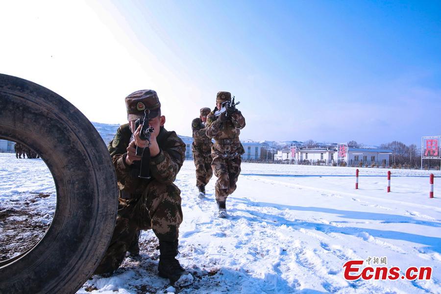 Special police in Gannan Tibetan Autonomous Prefecture, Northwest China’s Gansu Province undergo training despite temperatures that dropped to minus 23 degrees. The 18 training programs include response to a hostage crisis on a high building and rapid maneuvers in mountainous regions. (Photo: China News Service/Zhang Ying)