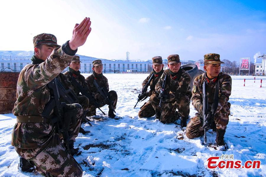 Special police in Gannan Tibetan Autonomous Prefecture, Northwest China’s Gansu Province undergo training despite temperatures that dropped to minus 23 degrees. The 18 training programs include response to a hostage crisis on a high building and rapid maneuvers in mountainous regions. (Photo: China News Service/Zhang Ying)