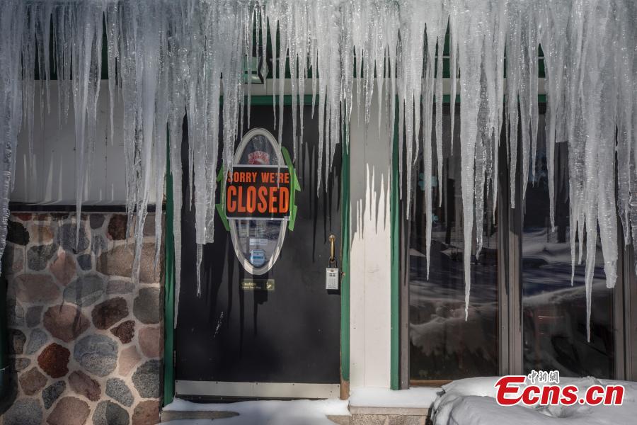 Icicles hang in front of a door at a bar in Mequon, Wis., Jan. 30, 2019 as temperatures were sub-zero and wind chills were -50 degrees. ((Photo/Agencies)