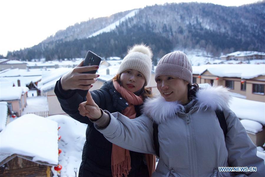 Tourists take selfie at the snow-covered Shuangfeng Forest Farm in Mudanjiang City, northeast China\'s Heilongjiang Province, Jan. 31, 2019. The Shuangfeng Forest Farm witnesses frequent snowfalls and is covered with snow for most of the year. The beautiful snow scenery here attracts many visitors from at home and abroad every year. (Xinhua/Yang Siqi)