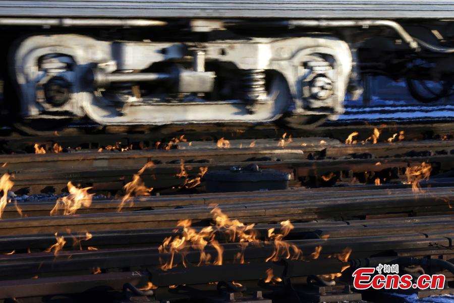 A Metra train moves southbound to downtown Chicago as the gas-fired switch heater on the rails keeps the ice and snow off the switches near Metra Western Avenue station in Chicago, Jan. 29, 2019. Forecasters warn that the freezing weather Tuesday will get worse and could be life-threatening. (Photo/Agencies)