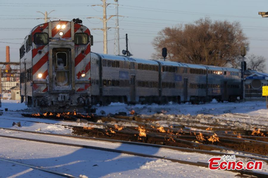 A Metra train moves southbound to downtown Chicago as the gas-fired switch heater on the rails keeps the ice and snow off the switches near Metra Western Avenue station in Chicago, Jan. 29, 2019. Forecasters warn that the freezing weather Tuesday will get worse and could be life-threatening. (Photo/Agencies)