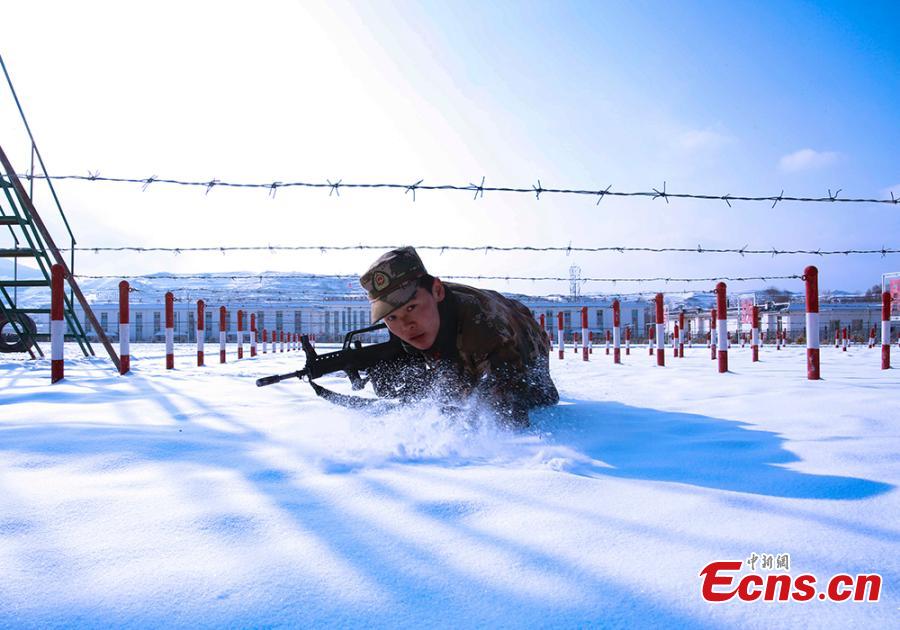 Special police in Gannan Tibetan Autonomous Prefecture, Northwest China’s Gansu Province undergo training despite temperatures that dropped to minus 23 degrees. The 18 training programs include response to a hostage crisis on a high building and rapid maneuvers in mountainous regions. (Photo: China News Service/Zhang Ying)