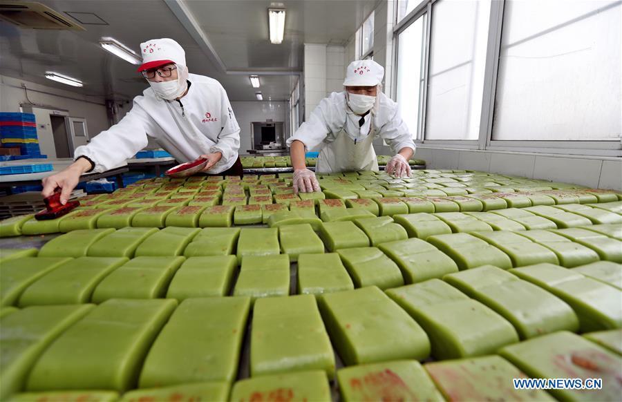 Workers make rice cakes of a traditional brand in Wuxi, east China\'s Jiangsu Province, Jan. 30, 2019. Workers in Wuxi are busy making rice cakes to meet customers\' growing demands as the Spring Festival approaches. The Spring Festival, or the Chinese Lunar New Year, falls on Feb. 5 this year. (Xinhua/Huan Wei)