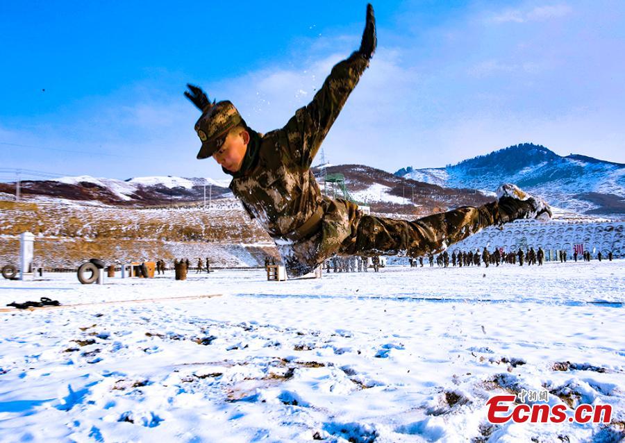 Special police in Gannan Tibetan Autonomous Prefecture, Northwest China’s Gansu Province undergo training despite temperatures that dropped to minus 23 degrees. The 18 training programs include response to a hostage crisis on a high building and rapid maneuvers in mountainous regions. (Photo: China News Service/Zhang Ying)