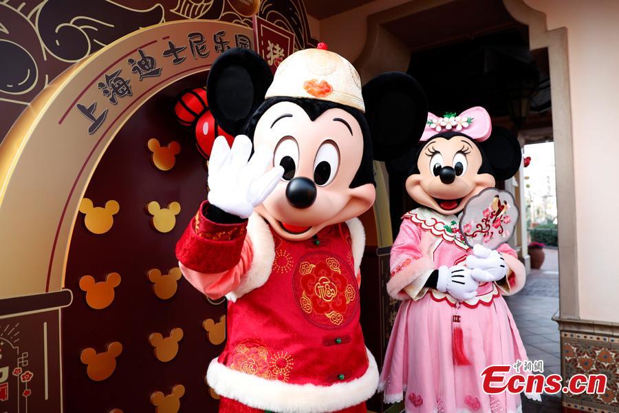 Mickey and Minnie greet \