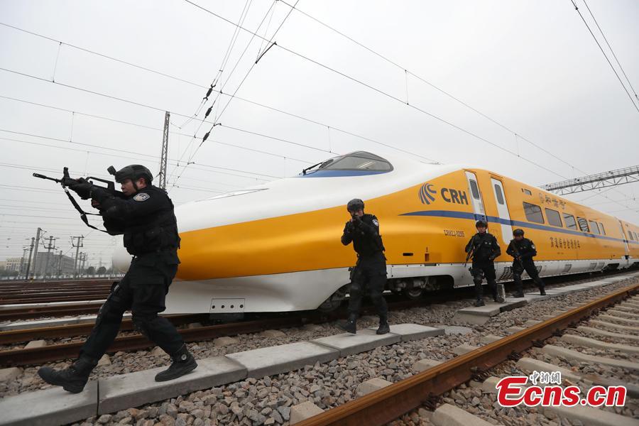 A SWAT team conducts railway protection, sniper tactics and robot-assisted search and explosive clearing drills in Wuhan, Hubei Province, Jan. 31, 2019. As Spring Festival approaches, officers of the Public Security Bureau of Wuhan Railway Administration have enhanced training to deal with emergencies and ensure the safety of passengers. (Photo: China News Service/Zhao Jun)