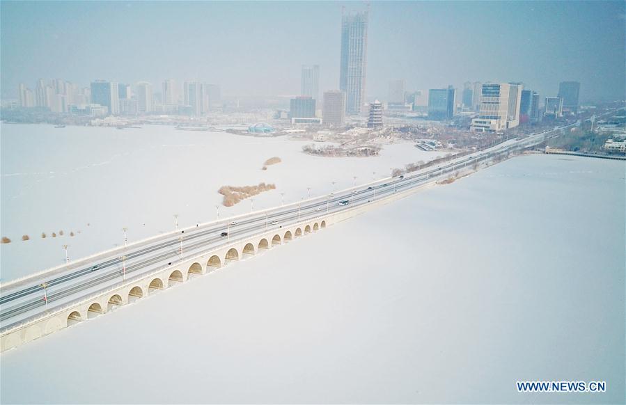 Photo taken on Jan. 31, 2019 shows the snow scenery of Yuehaiwan business district in Yinchuan, capital of northwest China\'s Ningxia Hui Autonomous Region. (Xinhua/Wang Peng)