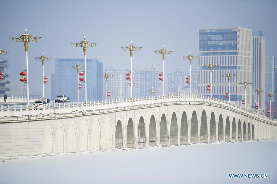 Photo taken on Jan. 31, 2019 shows the snow scenery of Yuehaiwan business district in Yinchuan, capital of northwest China\'s Ningxia Hui Autonomous Region. (Xinhua/Wang Peng)