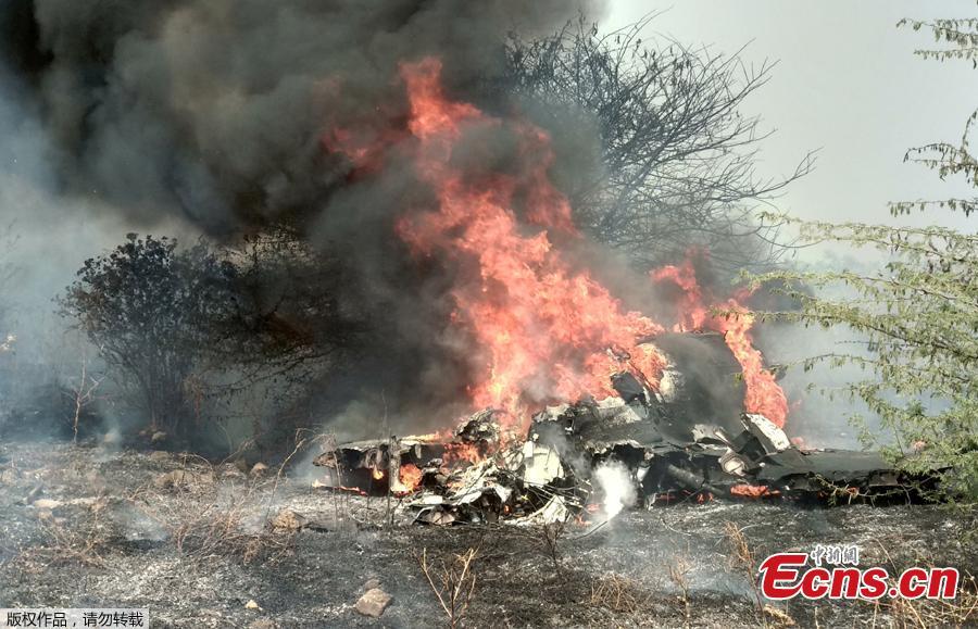 Smoke and fire billow after an Indian Air Force\'s Mirage 2000 trainer aircraft crashed in the southern city of Bengaluru, India, February 1, 2019. Indian Air Force\'s Mirage 2000 has crashed at HAL airport, Bengaluru, killing two pilots who were flying the plane for an acceptance test flight after it had been upgraded by the HAL, local media reported. (Photo/Agencies)