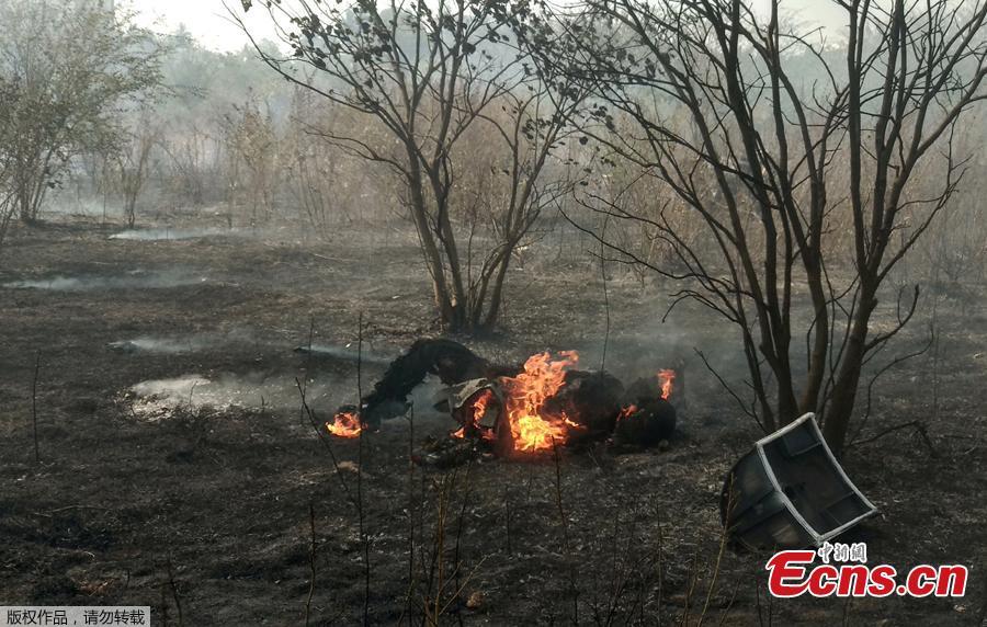 An unidentified man is engulfed by fire near the site of a crashed Indian Air Force\'s Mirage 2000 trainer aircraft in the southern city of Bengaluru, India, February 1, 2019. Indian Air Force\'s Mirage 2000 has crashed at HAL airport, Bengaluru, killing two pilots who were flying the plane for an acceptance test flight after it had been upgraded by the HAL, local media reported. (Photo/Agencies)