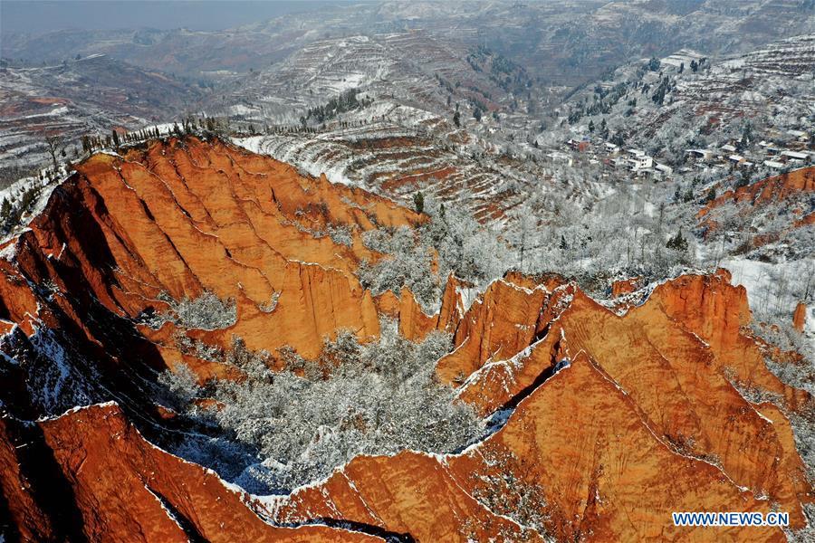 Aerial photo taken on Feb. 1, 2019 shows the snow-covered Hongshi (Red Rock) Gorge in Miaogou Village of Lushi County, central China\'s Henan Province. (Xinhua/Li Jianan)
