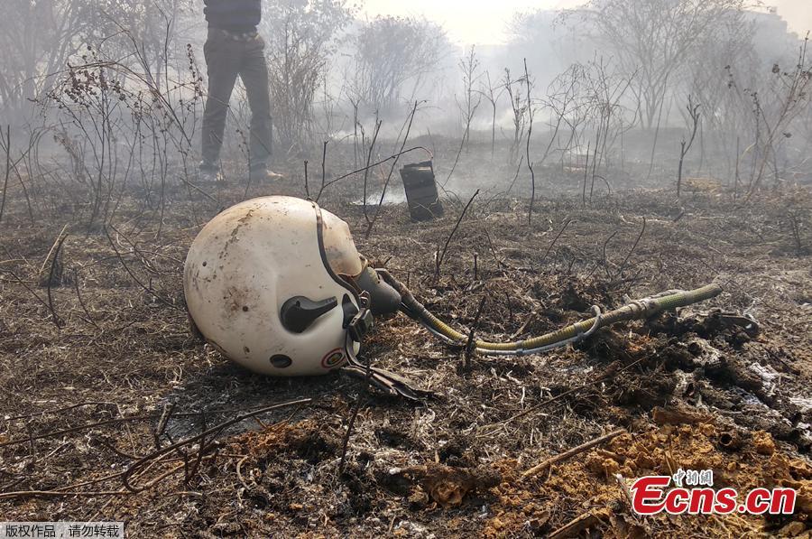 A helmet is seen lying near the site of a crashed Indian Air Force\'s Mirage 2000 trainer aircraft in the southern city of Bengaluru, India, February 1, 2019. Indian Air Force\'s Mirage 2000 has crashed at HAL airport, Bengaluru, killing two pilots who were flying the plane for an acceptance test flight after it had been upgraded by the HAL, local media reported. (Photo/Agencies)