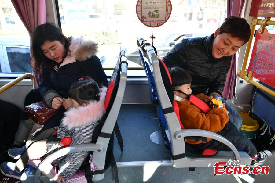 A bus of Route 26 offers child seats to ensure safety in Handan City, North China’s Hebei Province, Feb. 1, 2019. All buses running Route 26 in Handan are now equipped with child seats. (Photo: China News Service/Zhai Yujia)