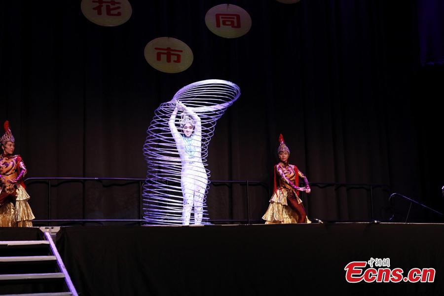 An acrobatic show by performers from the eastern Chinese city Jinan during celebration of the Chinese Lunar Near Year in Auckland, New Zealand, Feb. 2, 2019. Some 20,000 people watched shows including line and dragon dances and other entertainment programs. (Photo: China News Service/Zhang Jianyong)