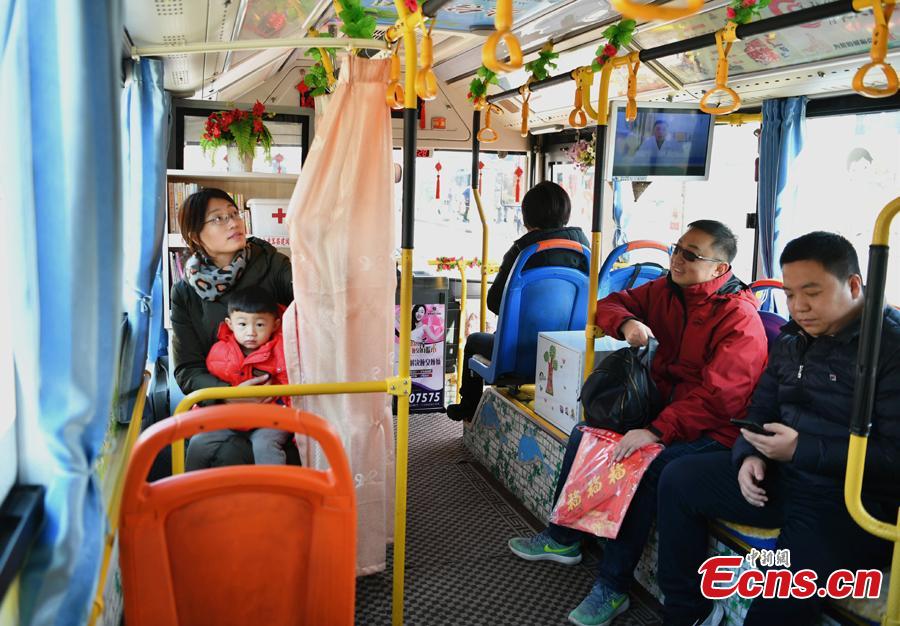 A bus of Route 26 offers child seats to ensure safety in Handan City, North China’s Hebei Province, Feb. 1, 2019. All buses running Route 26 in Handan are now equipped with child seats. (Photo: China News Service/Zhai Yujia)