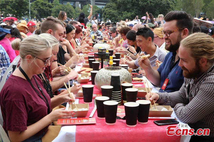A total of 764 people eat dumplings in Darling Harbour, Sydney, Feb. 5, the first day of the Chinese Lunar New Year. It set a new world record, breaking the previous record number of 750 set in Melbourne in 2013. (Photo: China News Service/Tao Shelan)