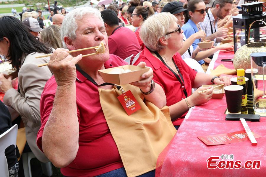 A total of 764 people eat dumplings in Darling Harbour, Sydney, Feb. 5, the first day of the Chinese Lunar New Year. It set a new world record, breaking the previous record number of 750 set in Melbourne in 2013. (Photo: China News Service/Tao Shelan)