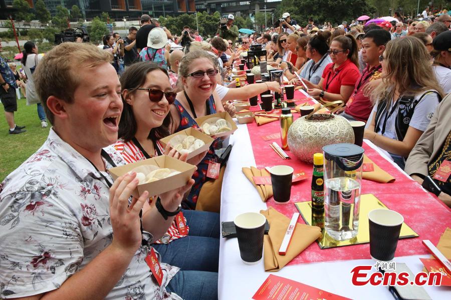 A total of 764 people eat dumplings in Darling Harbour, Sydney, Feb. 5, the first day of the Chinese Lunar New Year. It set a new world record, breaking the previous record number of 750 set in Melbourne in 2013. (Photo: China News Service/Tao Shelan)