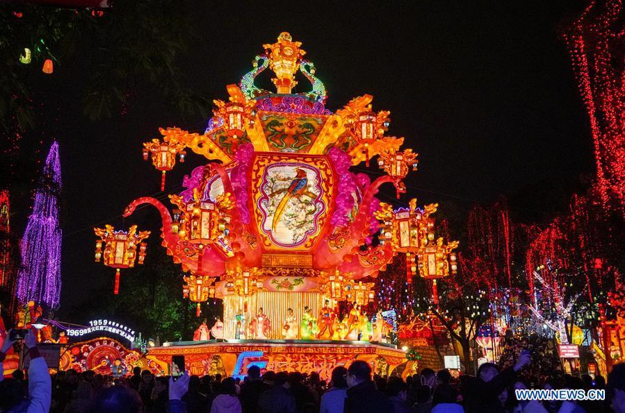 Tourists view a giant lantern group during a lantern fair held in Zigong, southwest China\'s Sichuan Province, Feb. 5, 2019. Over 130 lantern groups were displayed at the event. (Xinhua/Zhang Chaoqun)