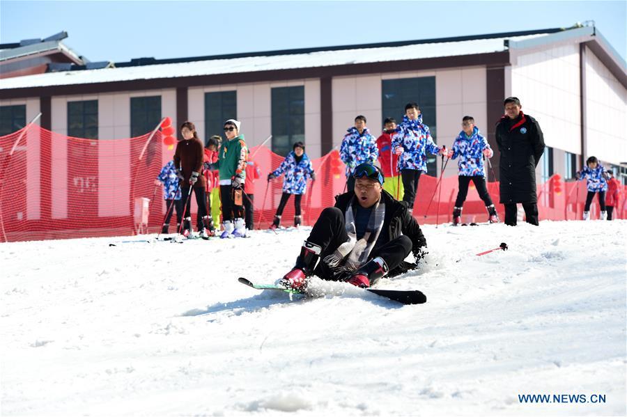People ski at a ski ranch in Houping Township of Baokang County, central China\'s Hubei Province, Feb. 6, 2019, the second day of the Spring Festival. Many enthusiasts enjoy skiing as a way to celebrate the Spring Festival. (Xinhua/Yang Tao)