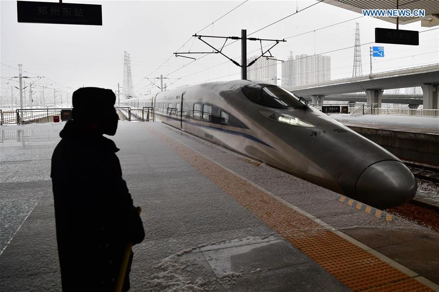 A bullet train drives into Zhengzhoudong Railway Station in Zhengzhou, central China\'s Henan Province, Feb. 10, 2019. China witnessed a nationwide Spring Festival travel rush on Sunday when people started to return to work places from hometowns after family gatherings as the Spring Festival holiday came to an end. (Xinhua/Feng Dapeng)