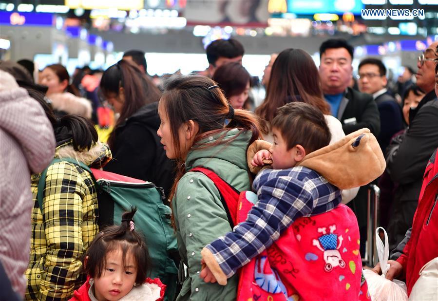 Passengers are seen at waiting room at Zhengzhoudong Railway Station in Zhengzhou, central China\'s Henan Province, Feb. 10, 2019. China witnessed a nationwide Spring Festival travel rush on Sunday when people started to return to work places from hometowns after family gatherings as the Spring Festival holiday came to an end. (Xinhua/Feng Dapeng)