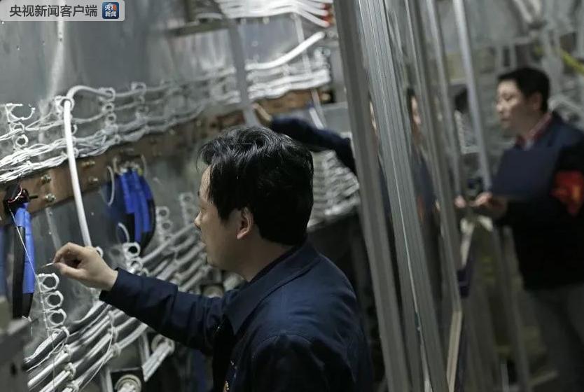 A view of China\'s homegrown C919 passenger jets at a base in Pudong, Shanghai on Feb. 8, 2019. It\'s the first time three of the jets have been housed under the same roof. With a range of 4,075 kilometers, the C919 jet is comparable to the updated Airbus 320 and Boeing\'s new generation 737. (Photo/CCTV)