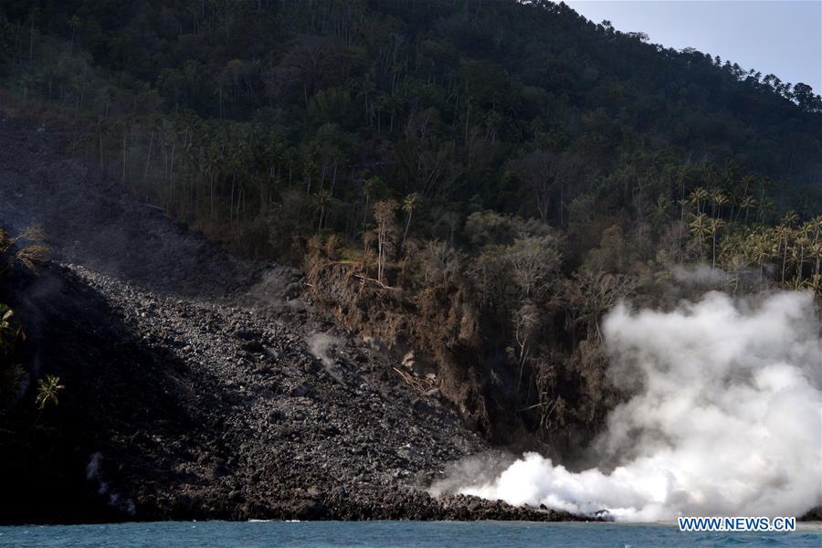 The lava lane of Mount Karangetang slides down in North Sulawesi, Indonesia, Feb. 10, 2019. Hot lava and volcanic materials that spewed from Mount Karangetang volcano in Indonesia\'s North Sulawesi province cut roads and buried bridges, while bad weather hampered evacuation operations, officials said on Saturday. Local authorities were trying to evacuate 508 villagers from the area. (Xinhua/Stringer)