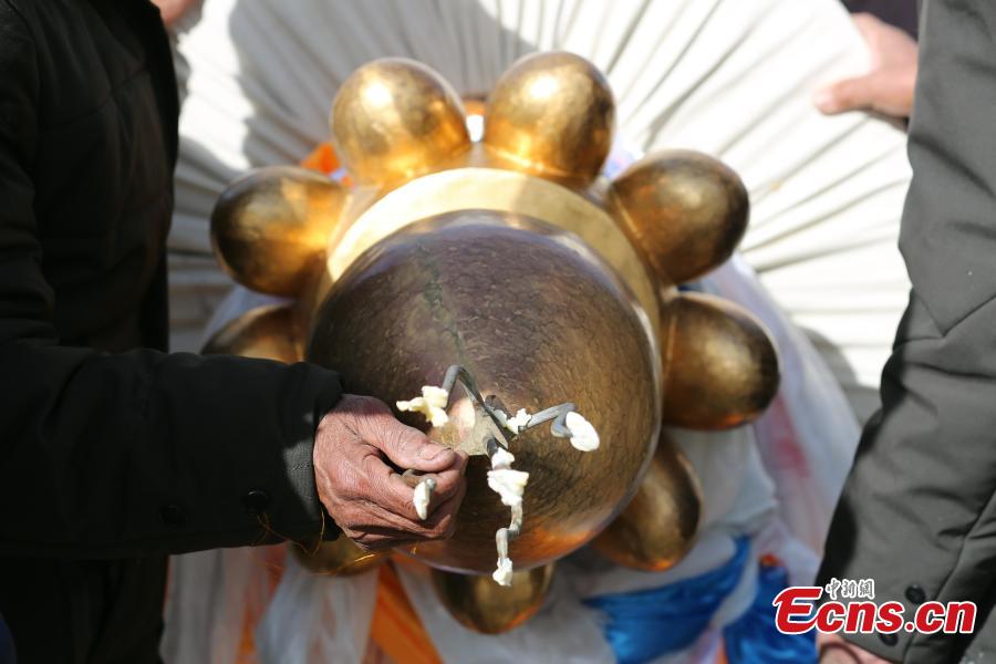 A grand, annual ceremony to change the Prayer Flags Pillar in Samye Monastery, the first Buddhist monastery in Tibet, in Dranang, Lhoka, Southwest China\'s Tibet Autonomous Region, Feb. 9, 2019. The ceremony is usually held on the fifth day of January in Tibetan calendar, as part of the celebrations of Losar, or Tibetan New Year. The prayer flags on the pillar are collected from Tibetans from various areas. (Photo: China News Service/Qu Jie)