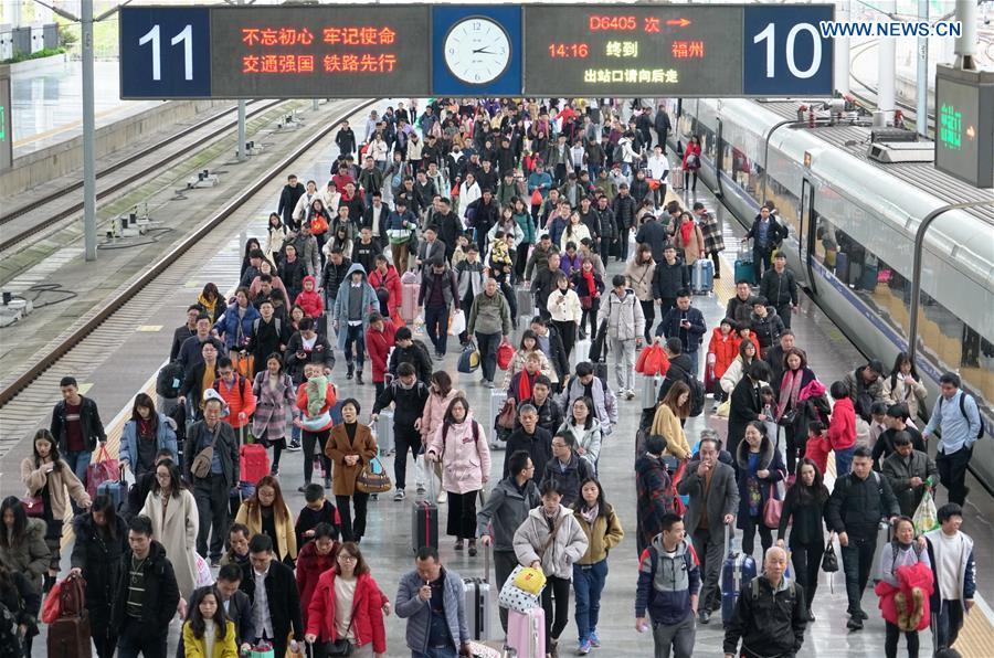 Passengers leave the platform after arriving at Fuzhou Railway Station in Fuzhou, southeast China\'s Fujian Province, Feb. 10, 2019. China witnessed a nationwide Spring Festival travel rush on Sunday when people started to return to work places from hometowns after family gatherings as the Spring Festival holiday came to an end. (Xinhua/Lin Shanchuan)