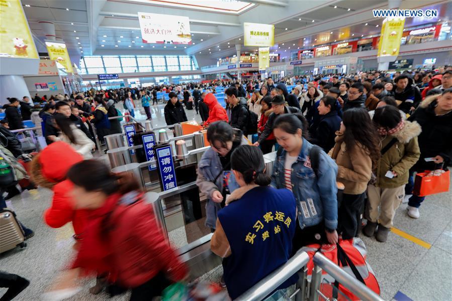 Passengers pass through the check-in to board the train at Guiyangbei Railway Station in Guiyang, southwest China\'s Guizhou Province, Feb. 10, 2019. China witnessed a nationwide Spring Festival travel rush on Sunday when people started to return to work places from hometowns after family gatherings as the Spring Festival holiday came to an end. (Xinhua/Li
