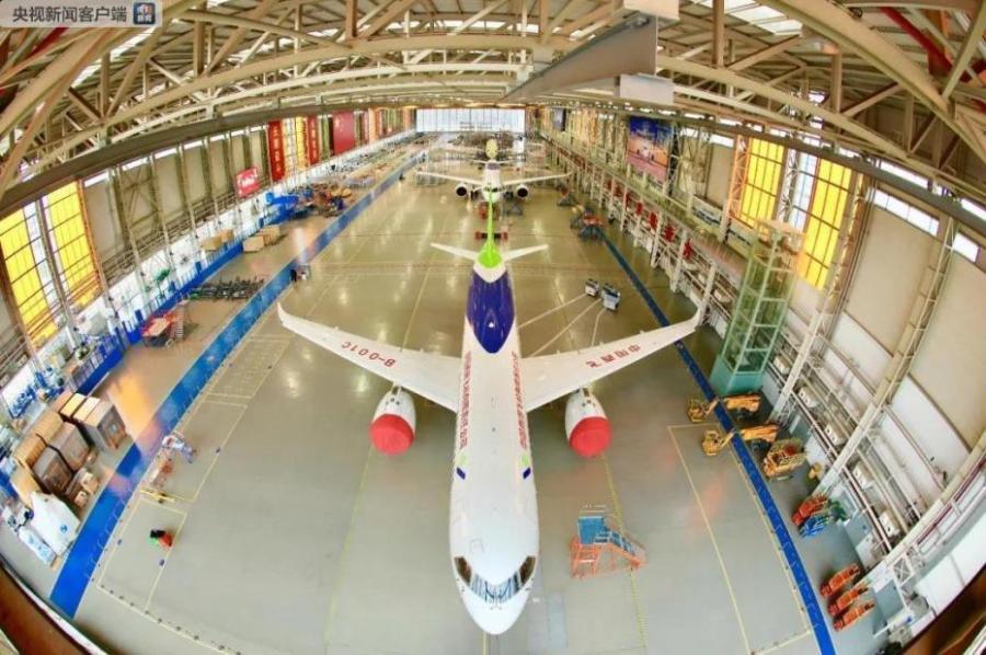 A view of China\'s homegrown C919 passenger jets at a base in Pudong, Shanghai on Feb. 8, 2019. It\'s the first time three of the jets have been housed under the same roof. With a range of 4,075 kilometers, the C919 jet is comparable to the updated Airbus 320 and Boeing\'s new generation 737. (Photo/CCTV)