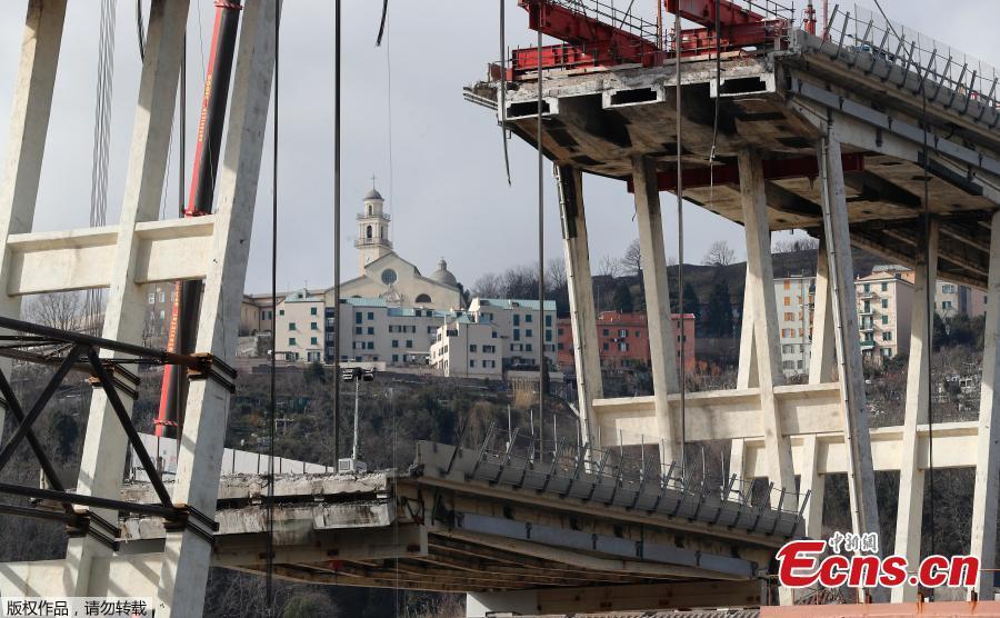 Construction workers dismantle the collapsed Morandi Bridge in Genoa, Italy, Feb. 7, 2019. A 200-metre-long section of the Morandi bridge, part of a motorway linking the Italian port city with southern France, gave way on Aug. 14 last year in busy lunchtime traffic, sending dozens of vehicles into free-fall and killing 43 people. (Photo/Agencies)