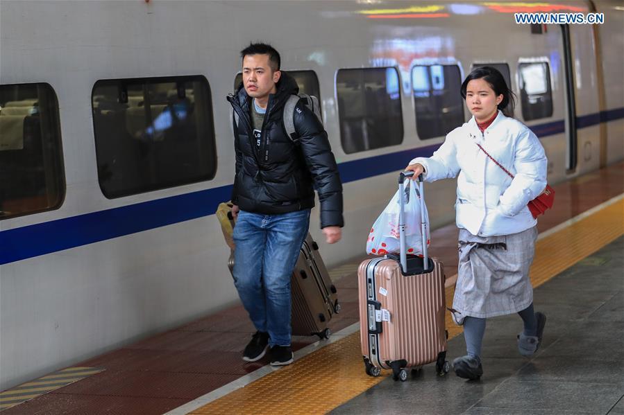 Passengers rush to board a train at Guiyangbei Railway Station in Guiyang, southwest China\'s Guizhou Province, Feb. 10, 2019. China witnessed a nationwide Spring Festival travel rush on Sunday when people started to return to work places from hometowns after family gatherings as the Spring Festival holiday came to an end. (Xinhua/Liu Xu)