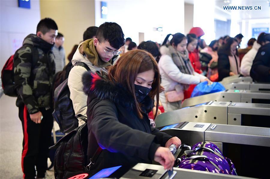 Passengers check in at Zhengzhoudong Railway Station in Zhengzhou, central China\'s Henan Province, Feb. 10, 2019. China witnessed a nationwide Spring Festival travel rush on Sunday when people started to return to work places from hometowns after family gatherings as the Spring Festival holiday came to an end. (Xinhua/Feng Dapeng)
