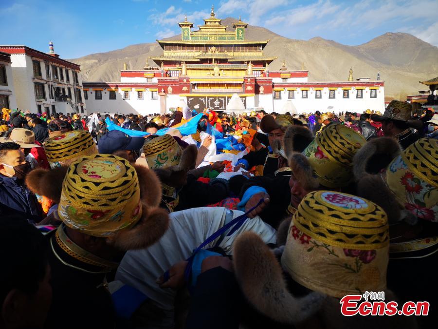 A grand, annual ceremony to change the Prayer Flags Pillar in Samye Monastery, the first Buddhist monastery in Tibet, in Dranang, Lhoka, Southwest China\'s Tibet Autonomous Region, Feb. 9, 2019. The ceremony is usually held on the fifth day of January in Tibetan calendar, as part of the celebrations of Losar, or Tibetan New Year. The prayer flags on the pillar are collected from Tibetans from various areas. (Photo: China News Service/Qu Jie)
