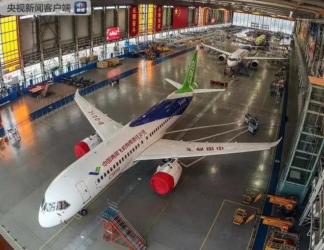 A view of China\'s homegrown C919 passenger jets at a base in Pudong, Shanghai on Feb. 8, 2019. It\'s the first time three of the jets have been housed under the same roof. With a range of 4,075 kilometers, the C919 jet is comparable to the updated Airbus 320 and Boeing\'s new generation 737. (Photo/CCTV)