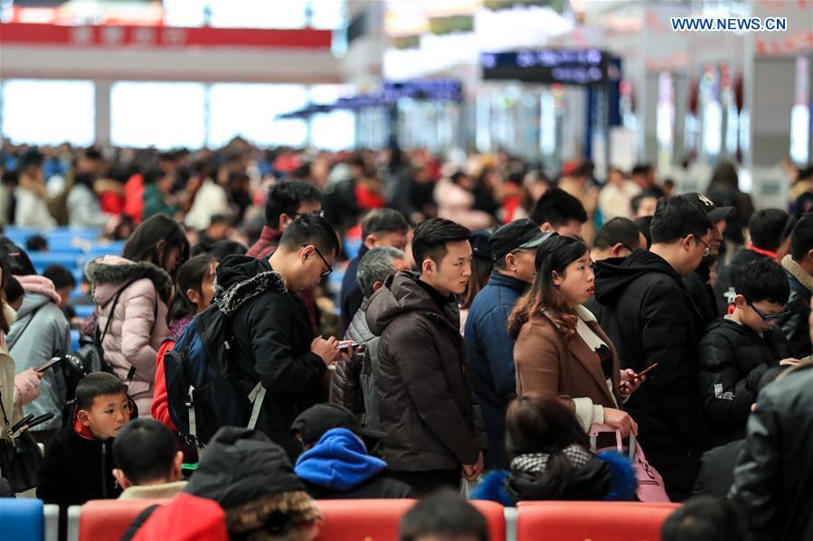 Passengers queue up to board the train at Guiyangbei Railway Station in Guiyang, southwest China\'s Guizhou Province, Feb. 10, 2019. China witnessed a nationwide Spring Festival travel rush on Sunday when people started to return to work places from hometowns after family gatherings as the Spring Festival holiday came to an end. (Xinhua/Liu Xu)