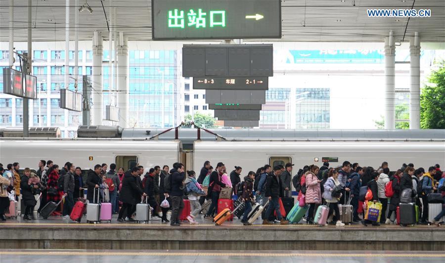 Passengers leave the platform after arriving at Fuzhou Railway Station in Fuzhou, southeast China\'s Fujian Province, Feb. 10, 2019. China witnessed a nationwide Spring Festival travel rush on Sunday when people started to return to work places from hometowns after family gatherings as the Spring Festival holiday came to an end. (Xinhua/Lin Shanchuan)