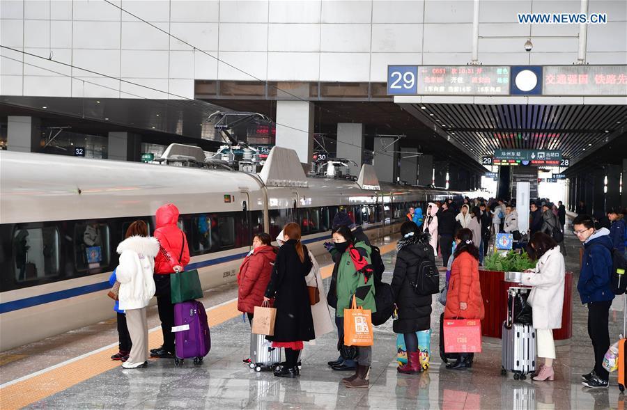 Passengers are seen at waiting room at Wuhan Railway Station in Wuhan, central China\'s Hubei Province, Feb. 10, 2019. China witnessed a nationwide Spring Festival travel rush on Sunday when people started to return to work places from hometowns after family gatherings as the Spring Festival holiday came to an end. (Xinhua/Cheng Min)